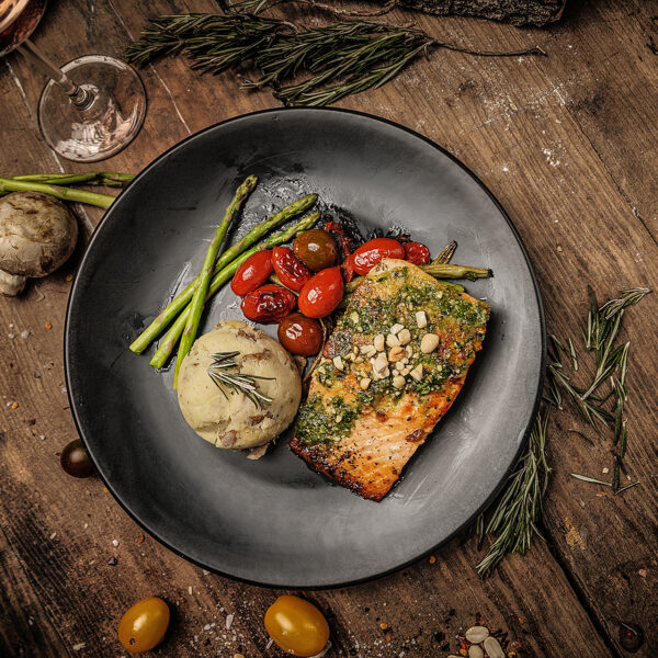 Salmón bañado en salsa pesto